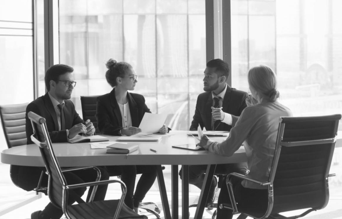 Estudiantes trabajando en finanzas personales