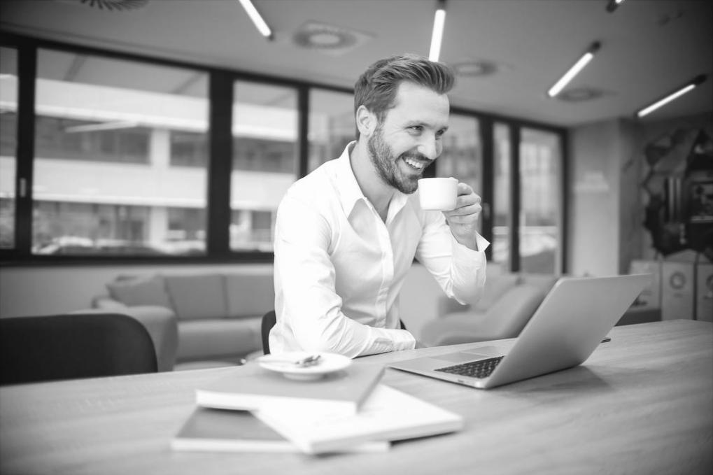 Equipo desarrollando contenido educativo financiero