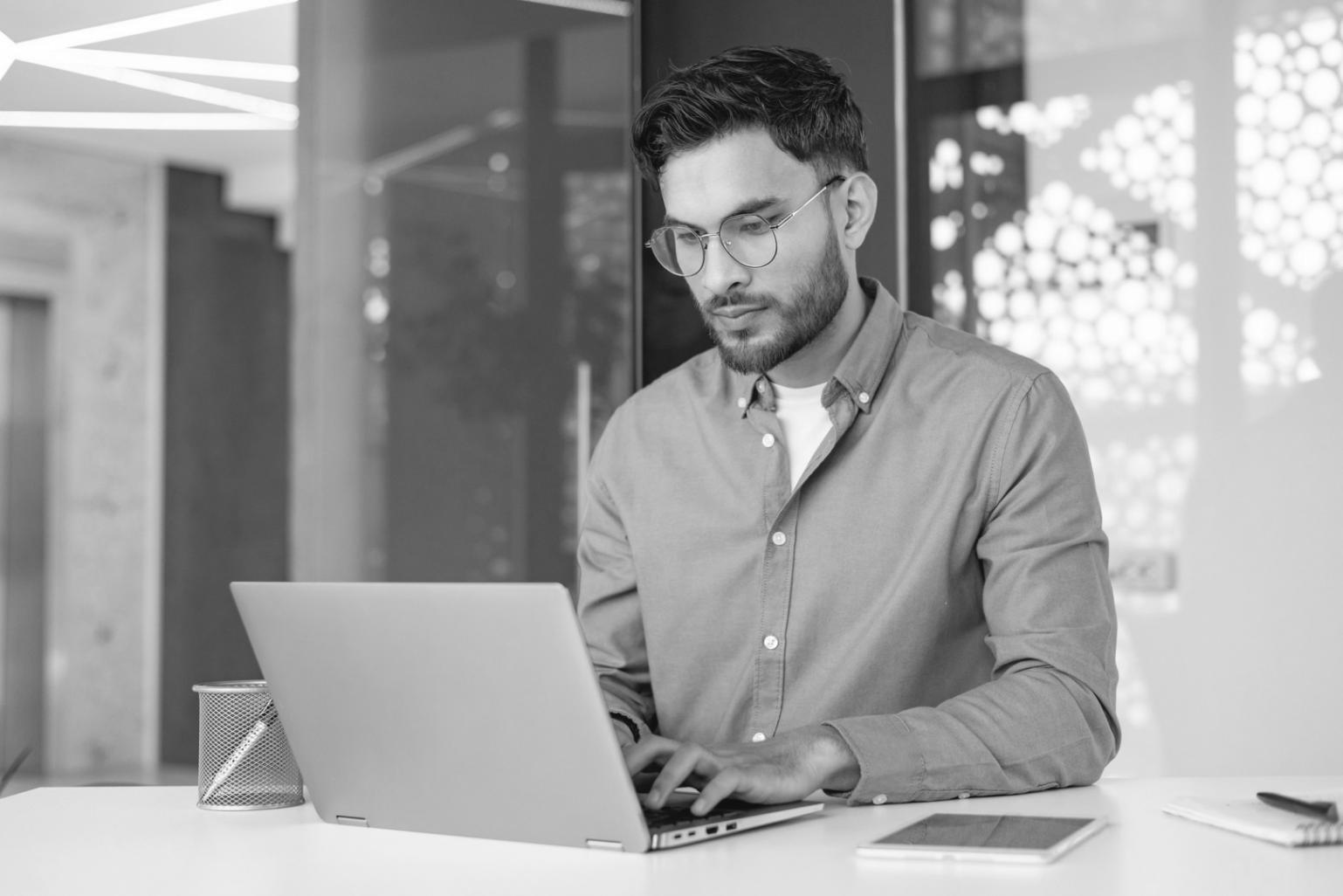 Espacio educativo moderno para talleres de finanzas personales