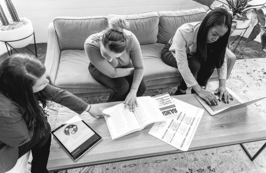 Historia del desarrollo de talleres financieros en línea